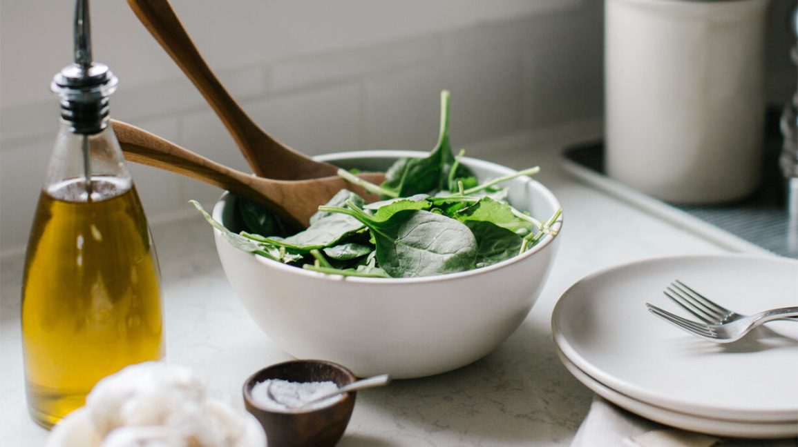 Ensalada hecha con aceite de aguacate